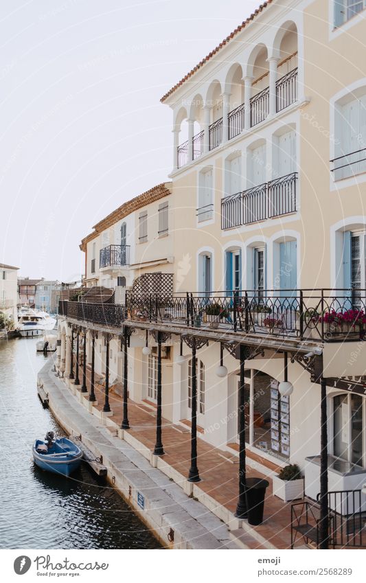 Port Grimaud Sommer Fluss Kleinstadt Hafenstadt Haus Mauer Wand Fassade Sehenswürdigkeit maritim Tourismus Frankreich port grimaud Farbfoto Außenaufnahme