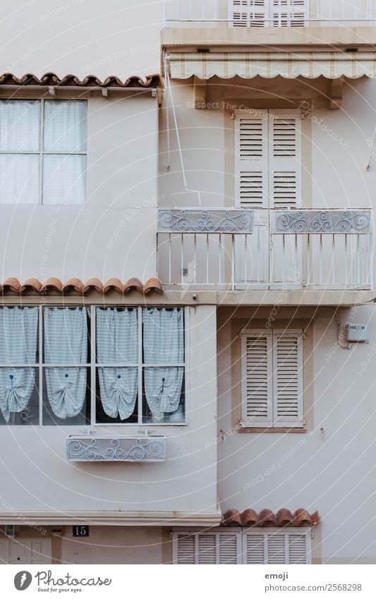 Cannes Stadt Haus Mauer Wand Fassade Balkon Fenster alt hell Farbfoto Gedeckte Farben Außenaufnahme Detailaufnahme Menschenleer Tag Totale