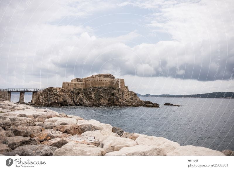 La Tour Fondue, Hyères Landschaft Herbst schlechtes Wetter Meer Bauwerk Sehenswürdigkeit alt dunkel Cote d'Azur Farbfoto Gedeckte Farben Außenaufnahme