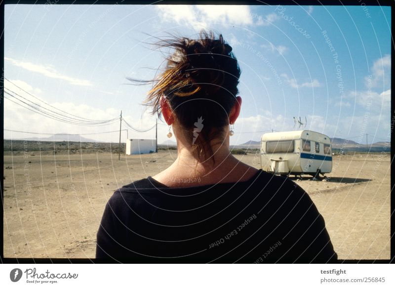 bye feminin 1 Mensch Umwelt Natur Landschaft Erde Sand Himmel Sonne Schönes Wetter Wärme Dürre Berge u. Gebirge Wohnwagen T-Shirt Ohrringe Zopf beobachten gehen