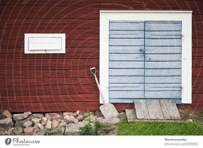 Warten auf Schnee.... Gartenarbeit Schaufel Fischerdorf Haus Gebäude Architektur Mauer Wand Fassade Tür Holz Linie Streifen Arbeit & Erwerbstätigkeit bauen blau