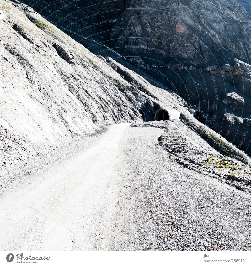 Tunneleinfahrt Ausflug Sommer Berge u. Gebirge Landschaft Herbst Felsen Verkehr Verkehrswege Autofahren Straße Wege & Pfade Stein abwärts Schotterweg Gegenlicht