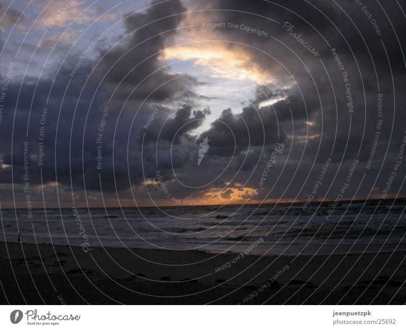 Texel Niederlande Sturm Wolken Meer Strand dunkel Europa dramatisch Wolkenformation Wolkenloch Wellen Küste