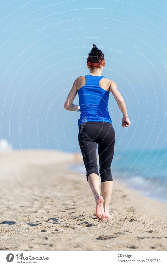 Frau, die am Strand trainiert (läuft) Glück Ferien & Urlaub & Reisen Sommer Meer Sport Joggen Ruhestand Mensch feminin Junge Frau Jugendliche Erwachsene 1