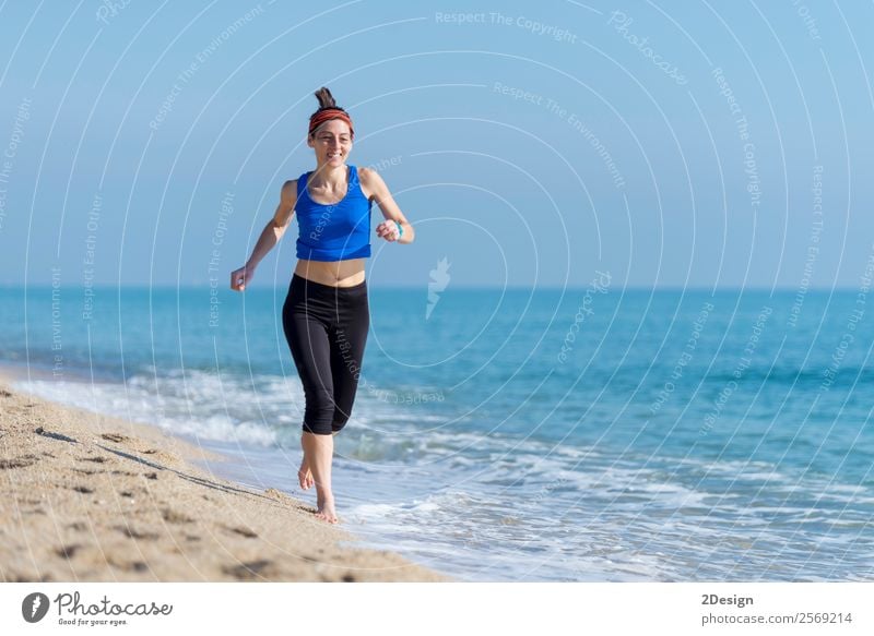 Frau, die am Strand trainiert (läuft) Glück Ferien & Urlaub & Reisen Sommer Meer Sport Joggen Ruhestand Mensch feminin Junge Frau Jugendliche Erwachsene