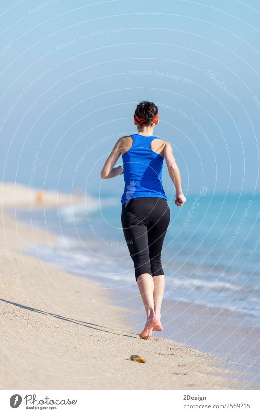 Frau, die am Strand trainiert (läuft) Glück Ferien & Urlaub & Reisen Sommer Meer Sport Joggen Ruhestand Mensch feminin Junge Frau Jugendliche Erwachsene 1