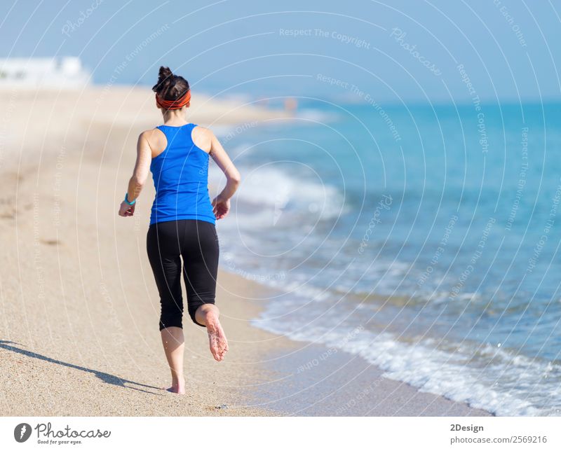 Frau, die am Strand trainiert (läuft) Glück Ferien & Urlaub & Reisen Sommer Meer Sport Joggen Ruhestand Mensch feminin Junge Frau Jugendliche Erwachsene 1