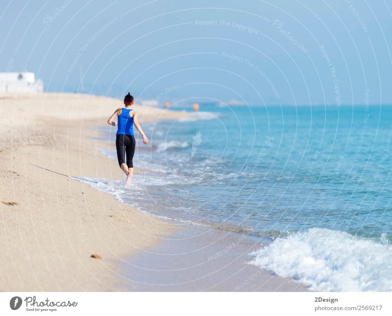 Frau, die am Strand trainiert (läuft) Glück Ferien & Urlaub & Reisen Sommer Meer Sport Joggen Ruhestand Mensch feminin Junge Frau Jugendliche Erwachsene 1