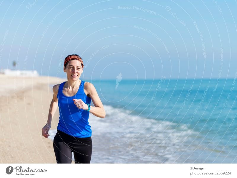 Frau, die am Strand trainiert (läuft) Glück Ferien & Urlaub & Reisen Sommer Meer Sport Joggen Ruhestand Mensch feminin Junge Frau Jugendliche Erwachsene 1