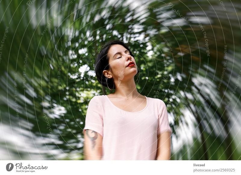 hipster Frau V Lifestyle Stil schön Sommer Garten Mensch feminin Erwachsene Weiblicher Senior 18-30 Jahre Jugendliche Natur Park Mode Unterwäsche Tattoo