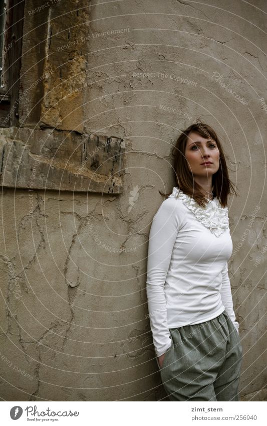 Hoffnung oder Tristesse schön feminin Junge Frau Jugendliche 1 Mensch Himmel Herbst Klimawandel Mauer Wand Fenster Bekleidung T-Shirt Hose brünett langhaarig