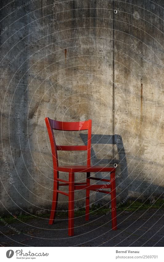 roter stuhl Beton Holz authentisch Stuhl heisserstuhl roterstuhl Wand Schatten warten leer alt altehrwürdig retro grau Farbfoto Außenaufnahme Menschenleer