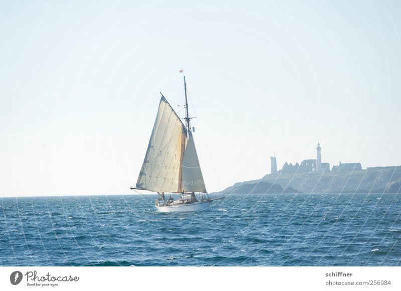 Saint-Mathieu Himmel Wolkenloser Himmel Horizont Schönes Wetter Wellen Küste Bucht Meer frei blau Segelschiff Segeln Schifffahrt Wasserfahrzeug Leuchtturm