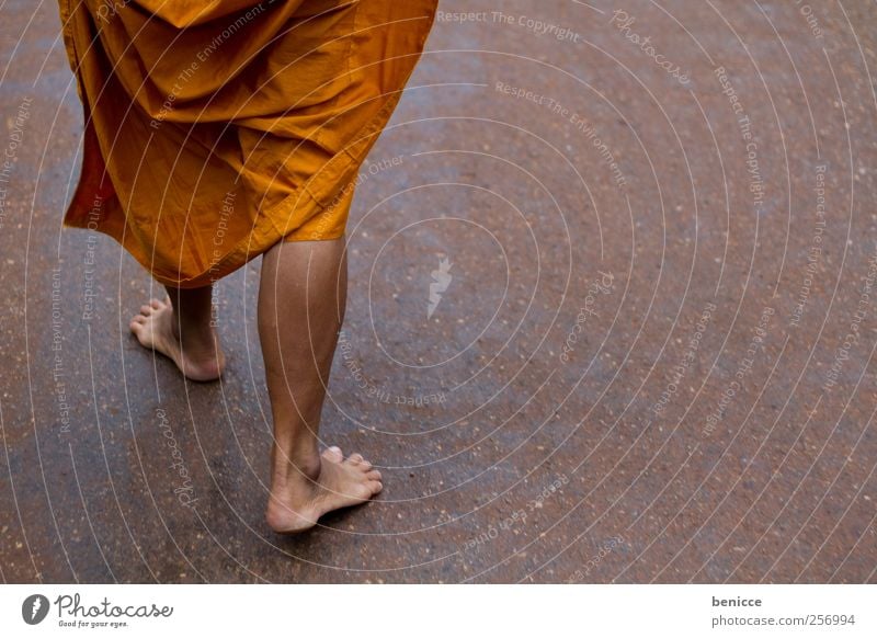 monk Mönch Asien Thailand Buddha Tempel Gebet orange Mönchskutte Fuß Beine Buddhismus Religion & Glaube gehen Barfuß Boden Bodenbelag Naturliebe Armut