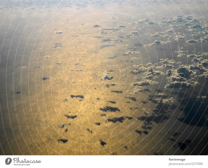 Glitzerspiegel Wasser Erde Himmel Wolken Sonne Schönes Wetter Wellen Meer fliegen blau gold silber weiß Flugzeug Mittelmeer Schatten Wolkenmeer gleiten Horizont