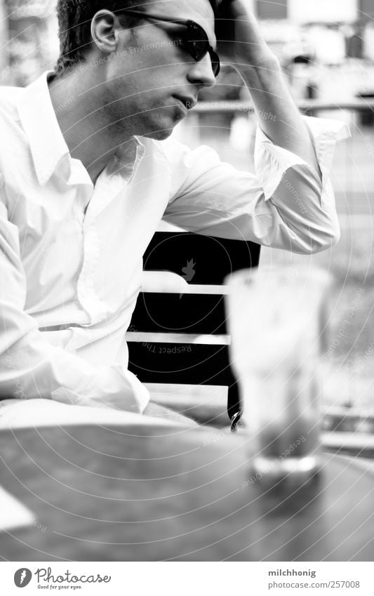 Sitzen in Cafés Kaffeetrinken Heißgetränk Latte Macchiato Tasse Glas maskulin Junger Mann Jugendliche Erwachsene 1 Mensch 18-30 Jahre Hemd Sonnenbrille Erholung