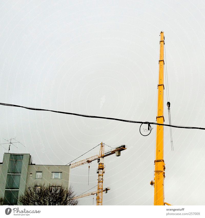 grafische Baustelle Baumaschine Kran Wien Stadt Fahrstuhl Häusliches Leben Baukran gelb Farbfoto Außenaufnahme Menschenleer Tag