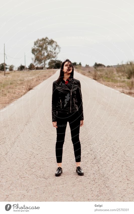 Mädchen Lifestyle Stil schön Ferien & Urlaub & Reisen Freiheit Mensch Frau Erwachsene Natur Wind Straße Wege & Pfade Mode Jacke Leder brünett gehen Coolness