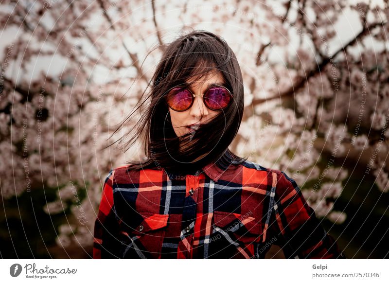 Mädchen Stil Glück schön Gesicht Garten Mensch Frau Erwachsene Natur Wind Baum Blume Blüte Park Mode Sonnenbrille brünett Lächeln Fröhlichkeit frisch natürlich