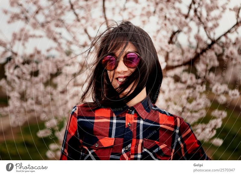 Mädchen Stil Glück schön Gesicht Garten Mensch Frau Erwachsene Natur Wind Baum Blume Blüte Park Mode Sonnenbrille brünett Lächeln Fröhlichkeit frisch natürlich