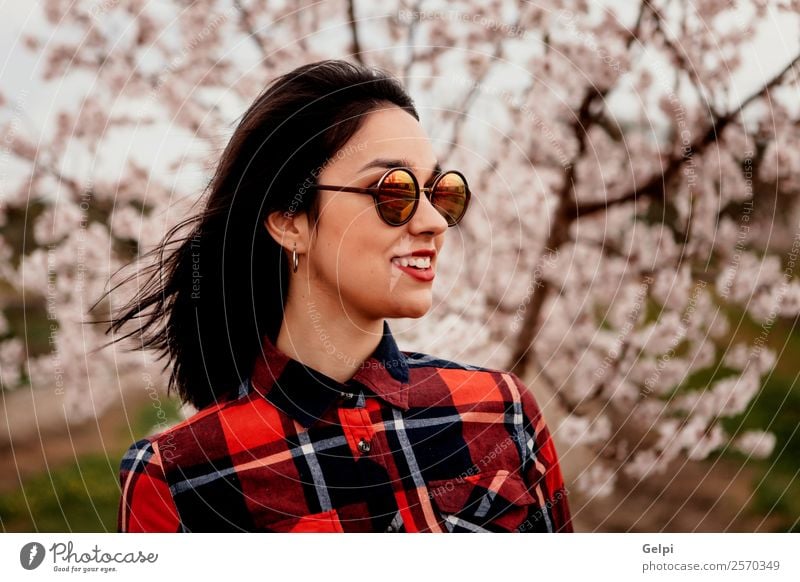 Mädchen Stil Glück schön Gesicht Garten Mensch Frau Erwachsene Natur Baum Blume Blüte Park Mode Sonnenbrille brünett Lächeln Fröhlichkeit frisch lang natürlich