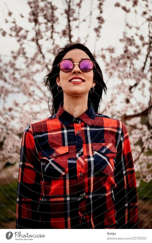 Mädchen Stil Glück schön Gesicht Garten Mensch Frau Erwachsene Natur Baum Blume Blüte Park Mode Sonnenbrille brünett Lächeln Fröhlichkeit frisch lang natürlich