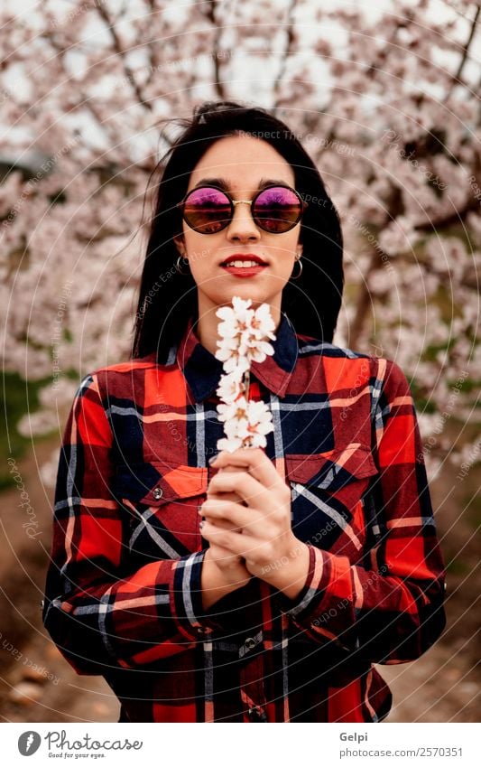 Mädchen Stil Glück schön Gesicht Garten Mensch Frau Erwachsene Natur Baum Blume Blüte Park Mode Kleid Sonnenbrille brünett Lächeln Fröhlichkeit frisch lang