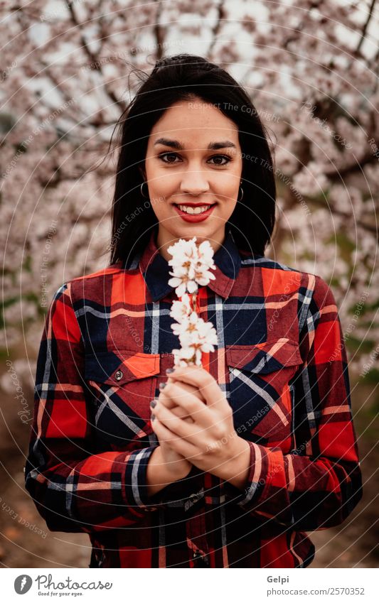 Mädchen Stil Glück schön Gesicht Garten Mensch Frau Erwachsene Natur Baum Blume Blüte Park Mode brünett Lächeln Fröhlichkeit frisch natürlich rosa rot weiß