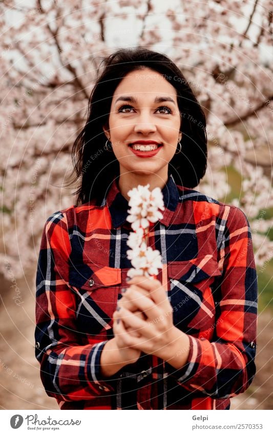 Mädchen Stil Glück schön Gesicht Garten Mensch Frau Erwachsene Natur Baum Blume Blüte Park Mode brünett Lächeln Fröhlichkeit frisch natürlich rosa rot weiß