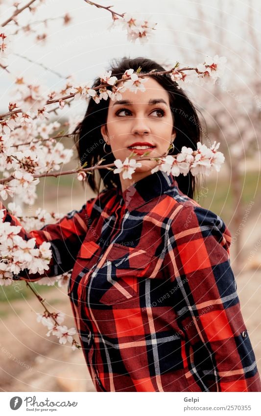 Mädchen Stil Glück schön Gesicht Garten Mensch Frau Erwachsene Natur Baum Blume Blüte Park Mode brünett Lächeln Fröhlichkeit frisch lang natürlich rosa rot weiß