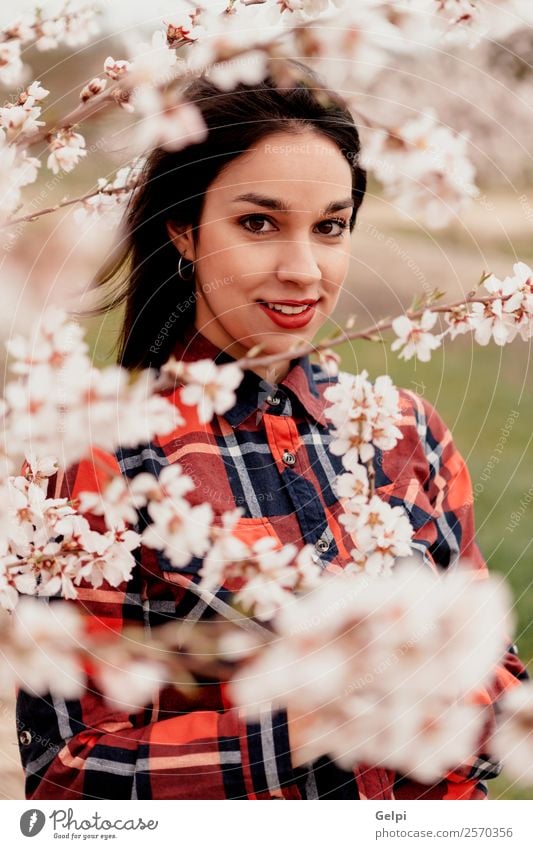 Mädchen Stil Glück schön Gesicht Garten Mensch Frau Erwachsene Natur Baum Blume Blüte Park Mode brünett Lächeln Fröhlichkeit frisch lang natürlich rosa rot weiß