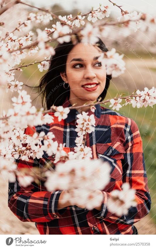 Mädchen Stil Glück schön Gesicht Garten Mensch Frau Erwachsene Natur Baum Blume Blüte Park Mode brünett Lächeln Fröhlichkeit frisch lang natürlich rosa rot weiß