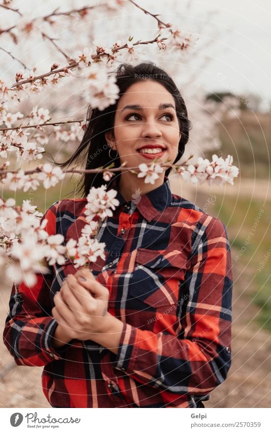 Mädchen Stil Glück schön Gesicht Garten Mensch Frau Erwachsene Natur Baum Blume Blüte Park Mode brünett Lächeln Fröhlichkeit frisch lang natürlich rosa rot weiß