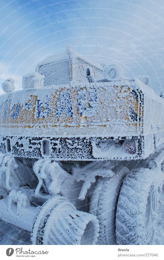 Vereist Bagger Himmel Winter Eis Frost Schnee frieren ästhetisch kalt nah trist blau gelb schwarz weiß Farbfoto Gedeckte Farben Außenaufnahme Menschenleer Tag