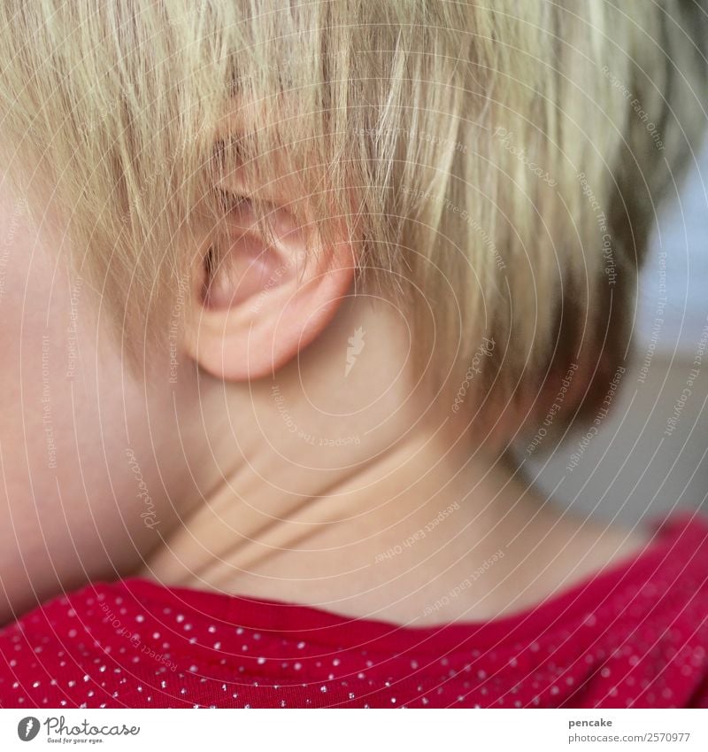 überraschung? Kind Ohr 1 Mensch 3-8 Jahre Kindheit hören Gefühle Wachsamkeit Intuition Vorfreude Spannung Überraschung blond Mädchen Farbfoto Innenaufnahme