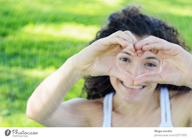 Nahaufnahme Frau Hände zeigen Liebessymbol zeigen Lifestyle Freude Leben Erholung Freiheit Sommer Sonne Garten Feste & Feiern Erwachsene Hand Finger Natur