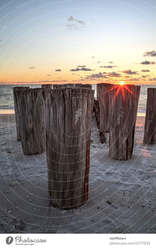 Verfallene Ruinen eines Piers am Port Royal Beach bei Sonnenuntergang Strand Meer Wellen Landschaft Wolken Küste blau gelb Port Royal Strand Abenddämmerung