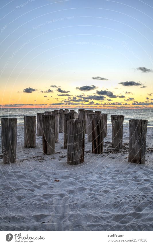 Verfallene Ruinen eines Piers am Port Royal Beach bei Sonnenuntergang Strand Meer Wellen Landschaft Wolken Küste blau gelb Port Royal Strand Abenddämmerung