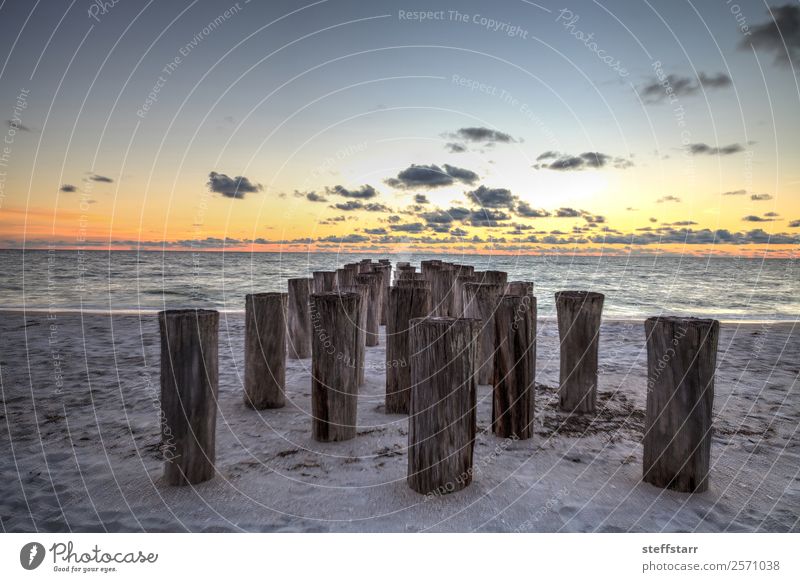 Verfallene Ruinen eines Piers am Port Royal Beach bei Sonnenuntergang Strand Meer Wellen Landschaft Wolken Küste blau gelb Port Royal Strand Abenddämmerung