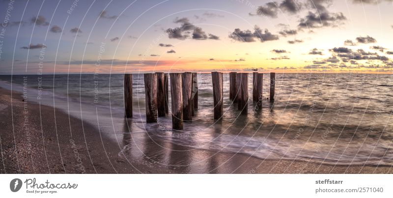 Verfallene Ruinen eines Piers am Port Royal Beach bei Sonnenuntergang Strand Meer Wellen Landschaft Wolken Küste blau gelb Port Royal Strand Abenddämmerung