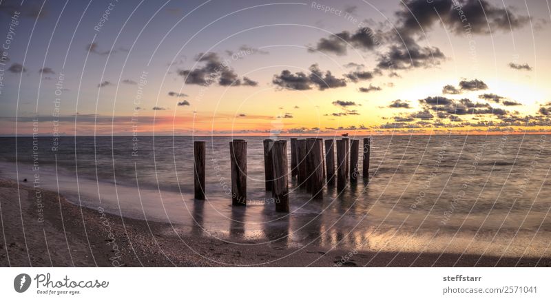 Verfallene Ruinen eines Piers am Port Royal Beach bei Sonnenuntergang Strand Meer Wellen Landschaft Wolken Küste schön Port Royal Strand Abenddämmerung