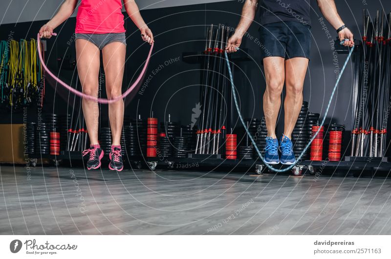 Menschenbeine bei Übungen mit Springseilen Glück Körper Sport Schule Seil Frau Erwachsene Mann Paar Arme Fitness seilhüpfen springen authentisch stark Kraft