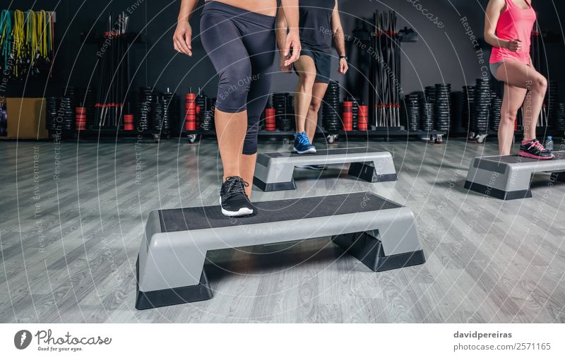 Menschen Beine über Stepper Training in der Aerobic-Klasse Lifestyle schön Sport Klettern Bergsteigen Frau Erwachsene Mann Freundschaft Menschengruppe Turnschuh