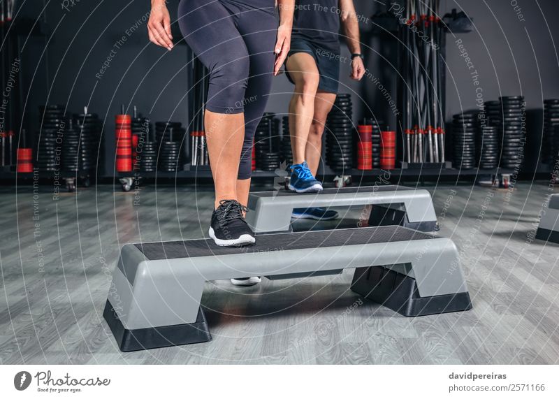 Paar Beine über Stepper Training in der Aerobic-Klasse Lifestyle schön Sport Klettern Bergsteigen Mensch Frau Erwachsene Mann Freundschaft Turnschuh Fitness