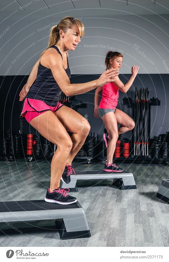 Frauen Paar Training über Stepper in der Aerobic-Klasse Lifestyle Glück schön Körper Sport Mensch Erwachsene Freundschaft Fitness springen authentisch dünn