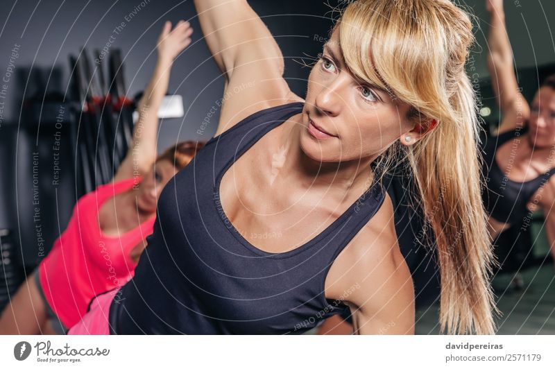 Frau macht Übungen im Aerobic-Kurs mit einer Gruppe in einem Fitnesscenter Lifestyle schön Körper Sport Mensch Erwachsene Freundschaft Menschengruppe