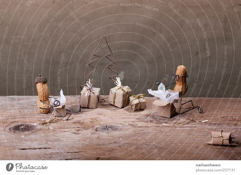 Weihnachtszeit Erdnuss Freude Häusliches Leben Feste & Feiern Weihnachten & Advent Mensch 2 Holz Metall Zeichen knien sitzen ästhetisch Glück klein lustig braun