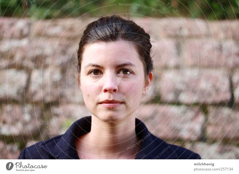 portrait #0 Mensch feminin Junge Frau Jugendliche 1 18-30 Jahre Erwachsene Mauer Wand brünett Zopf beobachten Denken Blick ästhetisch schön selbstbewußt Kraft