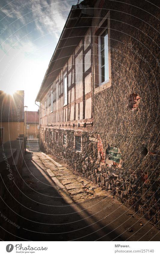 dorfgasse Dorf Mauer Wand Fenster Dach Stimmung Fachwerkfassade Altbau Putz Schatten Dorfstraße Gasse Wolkenhimmel Sonnenstrahlen Stein Farbfoto Außenaufnahme