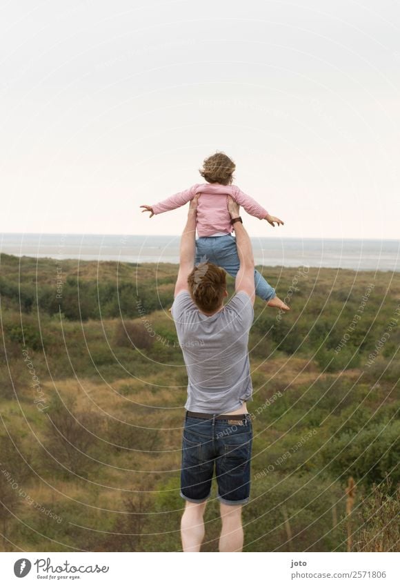 Wie fliegen... Ferien & Urlaub & Reisen Ausflug Ferne Freiheit Sommerurlaub Kindererziehung Vater Erwachsene Familie & Verwandtschaft 2 Mensch Natur Landschaft